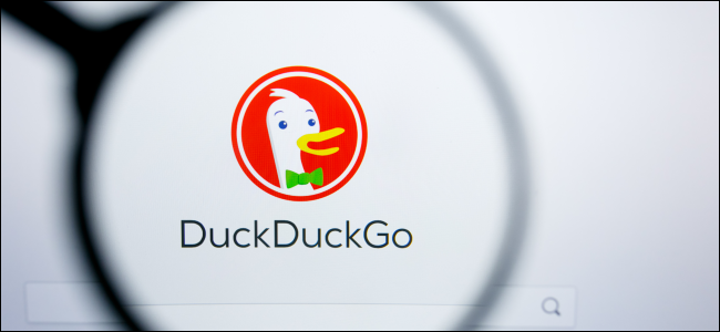 Логото DuckDuckGo под лупа.