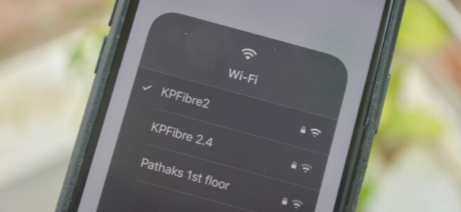 Επιλογή διαφορετικού δικτύου Wi-Fi από το αναδυόμενο παράθυρο στο Κέντρο ελέγχου στο iPhone στο iOS 13