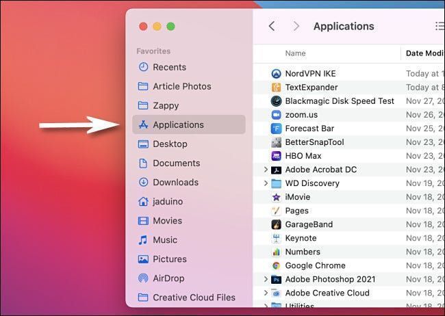 Odprite mapo Aplikacije z Finderjem na vašem Macu.