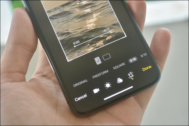 Vizualizare de editare video pentru modificarea raportului de aspect în aplicația Fotografii din iOS 13