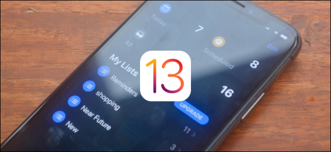 Aplicația de mementouri în modul întunecat cu logo-ul iOS 13 deasupra