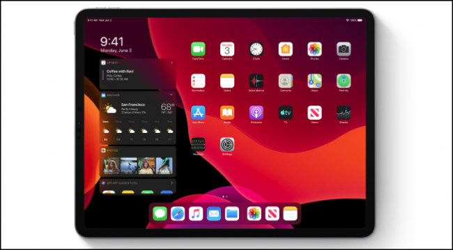 Начален екран на iPadOS в тъмен режим, показващ джаджи