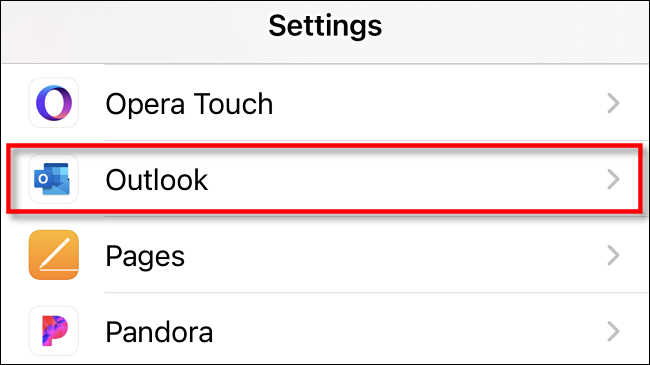 В настройките на iPhone докоснете Outlook.