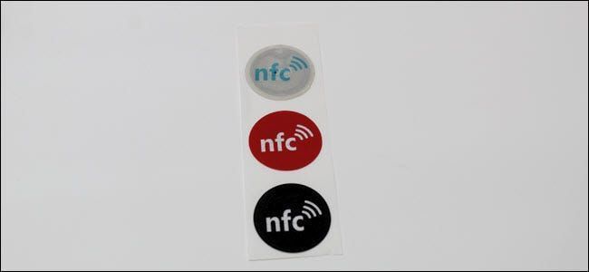 Три NFC етикета върху хартиена лента.