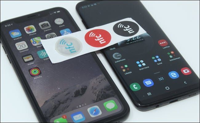 Un iPhone XR e un Samsung S8 con tag NFC sovrapposti.