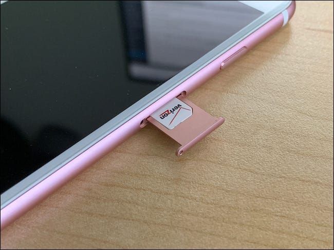 Un vassoio della scheda SIM a metà di un iPhone di Apple