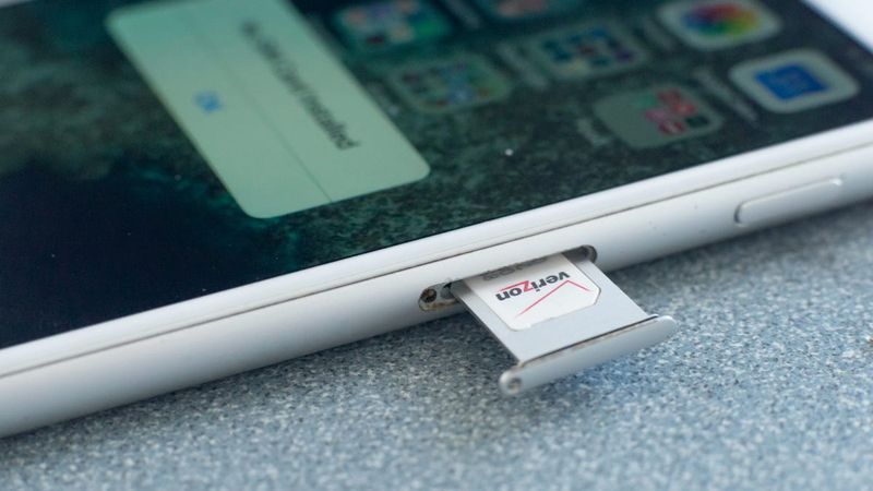 La carta SIM Verizon viene rimossa da un iPhone di Apple