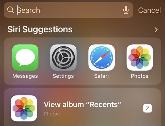 Un esempio di ricerca Spotlight sulla schermata Home di iPhone con i suggerimenti di Siri