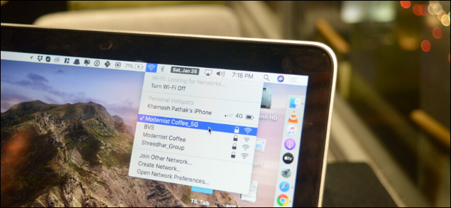 MacBook Pro zeigt das WLAN-Auswahlmenü in der Menüleiste an