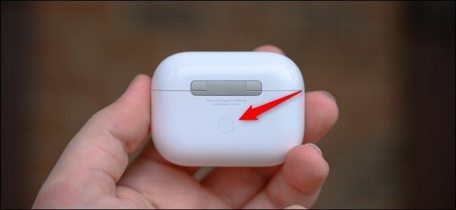 Tył obudowy Apple AirPods Pro z przyciskiem parowania