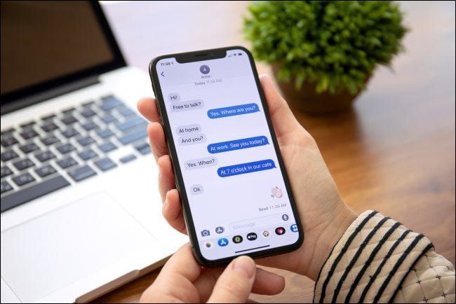 Ein iMessage-Gespräch mit blauen Blasen auf dem iPhone.