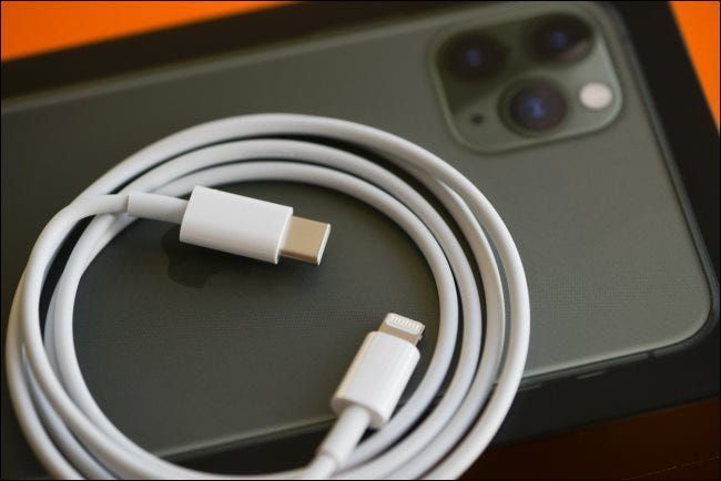 ایک لائٹننگ سے USB-C فاسٹ چارجنگ کیبل آئی فون 11 پر آرام کر رہی ہے۔