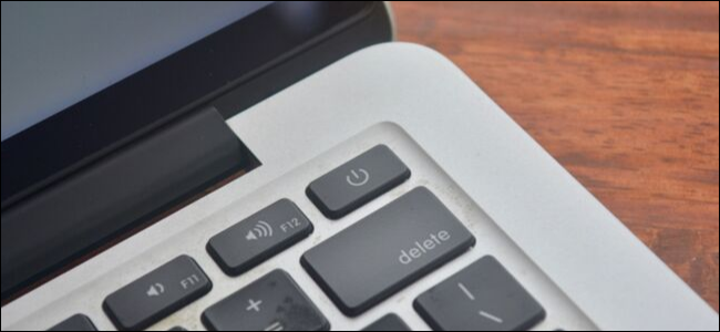 Прашен изморен MacBook Pro, подчертаващ бутона за захранване