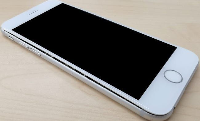 جهاز iPhone مكسور بسبب بطارية منتفخة