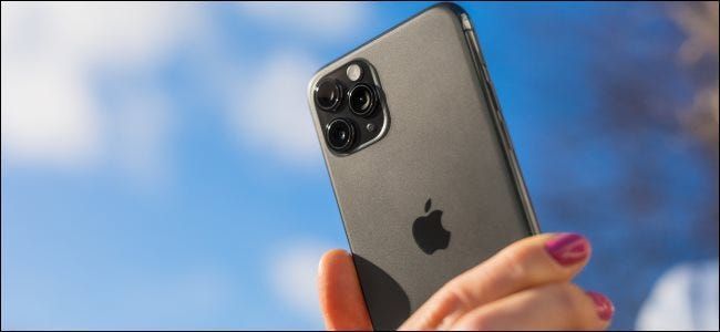 Isang babaeng may hawak na iPhone 11 Pro.