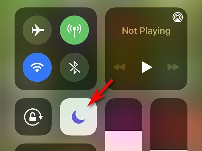 В Центъра за управление на iPhone докоснете бутона „Не безпокойте“, който изглежда като полумесец.