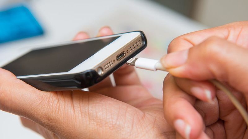 Зашто се паметни телефони пуне толико спорије како се батерија приближава пуној?