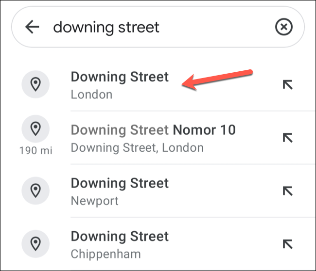 Para colocar un pin automáticamente en Google Maps en dispositivos móviles, busque una ubicación usando la barra de búsqueda, luego toque una de las sugerencias de búsqueda debajo.