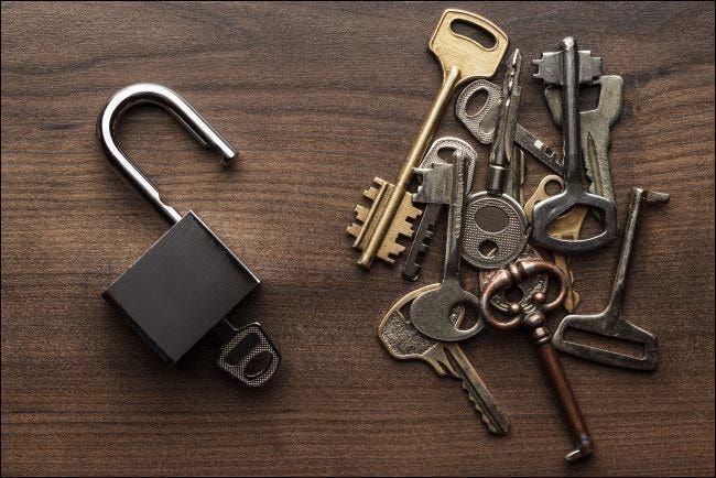 Vairākas atslēgas blakus atvērtai piekaramajai atslēgai.
