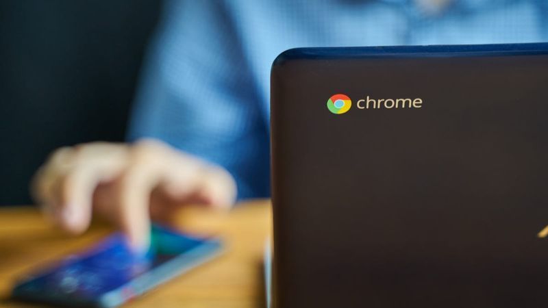 Chromebook dators tuvplānā ar Chrome logotipu