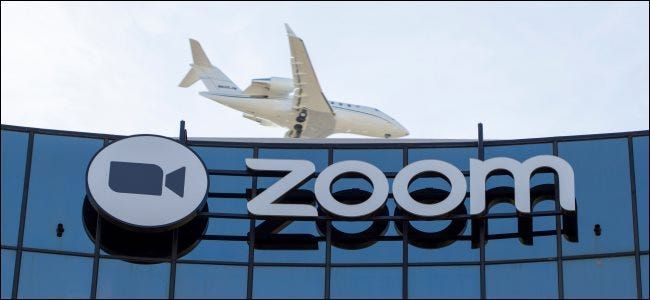 Letalo, ki leti nad zgradbo z logotipom Zoom.