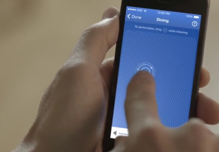 smarthawk viedā klausīšanās ierīce darbojas kā dzirdes aparāts, bet izskatās kā Bluetooth austiņu attēls 6