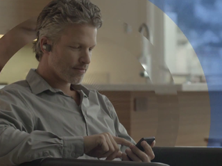 smarthawk viedā klausīšanās ierīce darbojas kā dzirdes aparāts, bet izskatās kā Bluetooth austiņu attēls 2