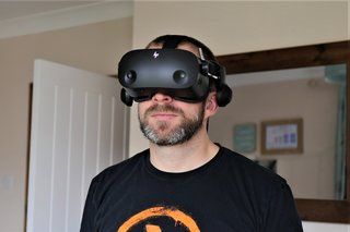 Pregled slušalica HP Reverb G2 VR na fotografiji glave 12