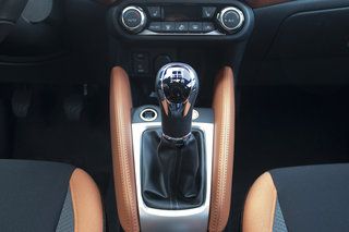 Nissan Micra 2017 интериор снимка 6