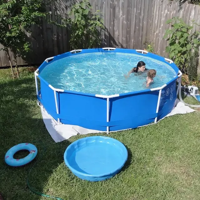   майка и дете плуват в басейн