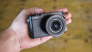 Recenzia Panasonic Lumix GM5: Mini systémová kamera má v hľadáčiku špičkové kompakty