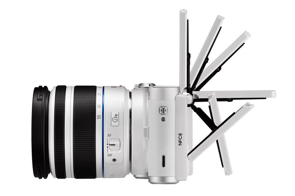 Samsung NX300M, to je kamera sustava NX300 s dodatnim podesivim ekranom za selfie