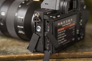 سونی A7R III جائزہ: Nikon D850 کو اس کے پیسوں کے لیے ایک رن دینا۔