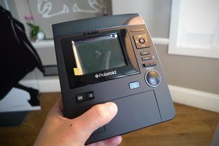 Polaroid Z340 fotoaparat v rokah