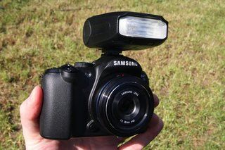 „Samsung NX10“ hibridinė kamera