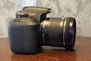 Obrázek recenze Canon EOS 2000D 6