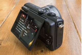 Revisió de la Canon EOS M100: el punt per tirar a la butxaca facilita l’ús de miralls