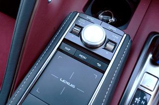 Lexus LC500 преглед на интериора и техническо изображение 15