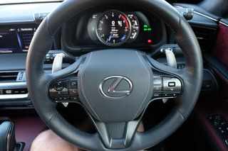 Lexus LC500 преглед на интериора и техническо изображение 4