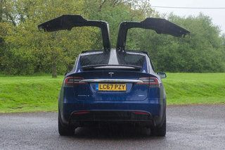 „Tesla Model X“ apžvalga Mėlynas vaizdas 2