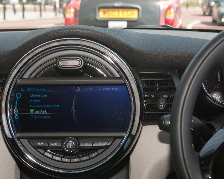 BMW dodaja aplikacijo JustPark za načrtovanje parkiranja z armaturne plošče