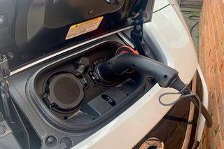 Giấc mơ điện và sạc điện tại nhà: Nissan Leaf đáp ứng PodPoint