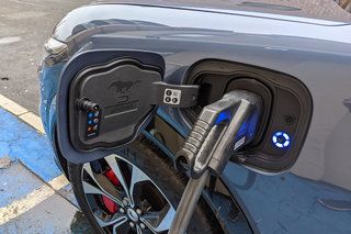Преглед на Ford Mustang Mach-E: На електрически прав и тесен