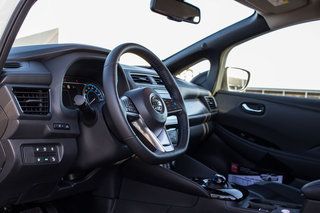 Преглед на интериора на Nissan Leaf 17