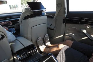 Obrázek interiéru Audi A8 vzadu 5