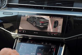 Audi A8 (2017) की समीक्षा: सड़क पर आने वाली अब तक की सबसे टेक-पैक कार