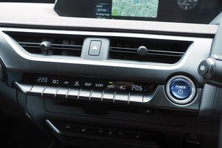 Recenze interiéru Lexusu UX 250h 4