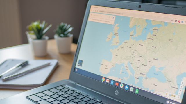 Chromebook с отворени Google Карти