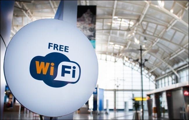 Ein kostenloses WLAN-Zeichen an einem Flughafen.
