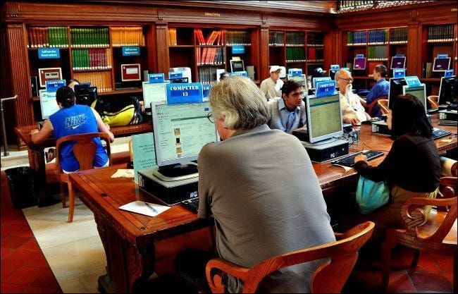 Personen, die öffentliche Computer in einer New Yorker Bibliothek benutzen